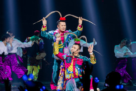 NSND Tự Long quỳ gối trước đàn em, Bằng Kiều nhảy hip hop trong chung kết