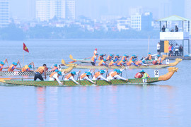 Xem 800 vận động viên tranh tài hấp dẫn tại giải bơi chải thuyền rồng Hà Nội