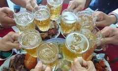 Uống 6 lon bia, mất bao lâu nồng độ cồn về 0?