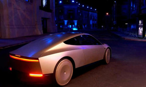 Tỉ phú Elon Musk ra mắt xe tự lái không vô lăng, chân ga, giá 744 triệu đồng