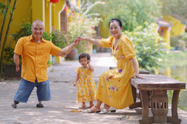 Tình yêu cổ tích của 'kình ngư không chân' và NTK áo dài