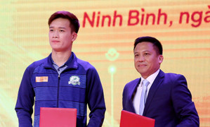 Hé lộ nguồn tài chính giúp đội bóng Hạng Nhất chi tiền tỷ mua Hoàng Đức