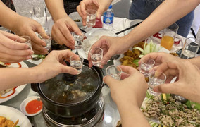 Uống 10 chén rượu mạnh, bao lâu nồng độ cồn về 0?