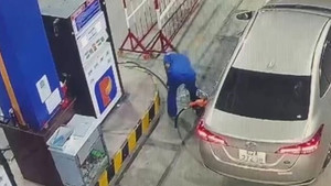 Phẫn nộ hành động ném tiền qua cửa kính ô tô của tài xế khi đổ xăng ở Long An