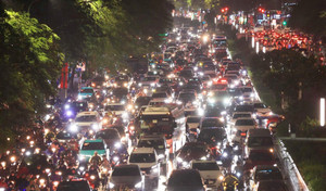 Hà Nội mưa lớn giờ tan tầm, dân loay hoay tìm lối về giữa dòng xe ùn tắc