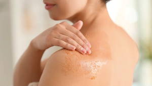 Tẩy tế bào chết trước hay sau khi tắm?