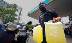 Có nên dự trữ bình xăng dầu trên xe ô tô khi đi xa?