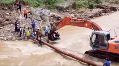 Bất ngờ chuyển dạ, thai phụ ở Thái Lan được máy xúc đưa qua dòng lũ an toàn