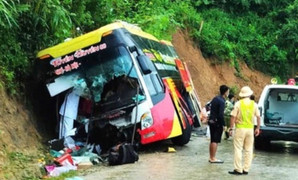Xe khách mất phanh lao vào taluy dương, 19 người thương vong