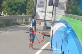 Xác minh người đàn ông cầm dao đứng 'nói chuyện' với tài xế xe khách ở TP.HCM
