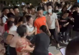 Tạm giữ hình sự 3 phụ nữ đánh ghen, lột đồ người khác giữa phố