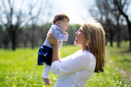 Vì sao nhiều người chấm son đỏ lên trán trẻ sơ sinh khi bế ra ngoài?