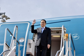 Chủ tịch Quốc hội đến Vientiane, bắt đầu thăm chính thức CHDCND Lào