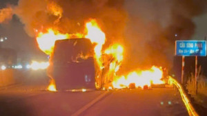 Xe khách giường nằm cháy ngùn ngụt trên cao tốc Phan Thiết - Dầu Giây