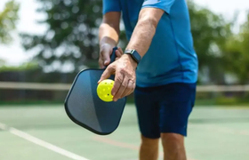 Cách giao bóng pickleball chuẩn kỹ thuật