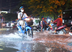 Dự báo thời tiết TP.HCM ngày 18/10: Cảnh báo ngập úng do triều cường, mưa lớn