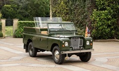 Chiếc Land Rover mui trần của Nữ hoàng Anh sắp được bán đấu giá