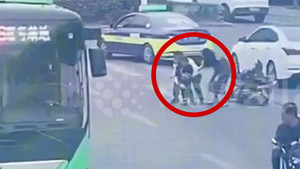 Dừng xe buýt khẩn cấp, tài xế cứu cháu bé bị nghẹn kẹo giữa đường 