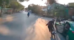 Mở cửa taxi bất cẩn làm người đi xe máy ngã ra đường, bị xe buýt tông tử vong