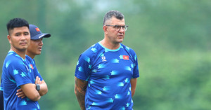 HLV ngoại của U17 Việt Nam gặp khó khăn vì chuyện 'không ai ngờ tới'