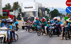 Trường học nằm sát quốc lộ, hiểm họa tai nạn giao thông tại Ninh Thuận