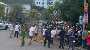 Khoảnh khắc xe chở gỗ dăm lật ngang khiến 3 người tử vong