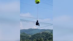 Người đàn ông bay dù lượn bị mắc vào đường dây điện ở Hòa Bình