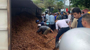 Xe chở gỗ dăm lật đè nát xe máy, 3 người tử vong