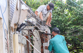 Người dân TP.HCM dỡ nhà, giao mặt bằng để làm đường thoát ùn tắc