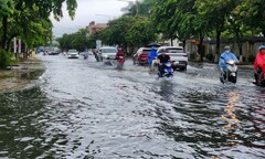 Mưa trắng trời, nhiều tuyến đường ở TP Tam Kỳ chìm trong biển nước