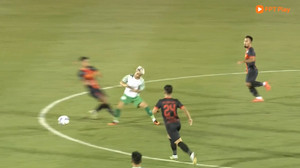 Cận cảnh cú đạp rợn người khiến tuyển thủ U23 Việt Nam nằm sân