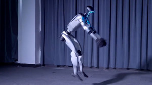 Kinh ngạc khả năng nhảy xa nhất thế giới của robot hình người từ Trung Quốc 