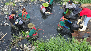 Biệt đội 'siêu nhân' cần mẫn lội bùn 'thay áo' những dòng kênh ô nhiễm