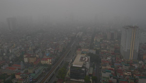 Sương mù dày đặc 'nuốt chửng' nhiều nhà cao tầng Hà Nội