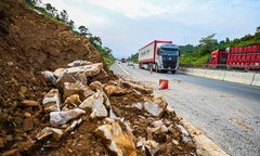 Đất đá vẫn ngổn ngang trên cao tốc Nội Bài - Lào Cai sau mưa lũ hơn 1 tháng
