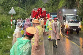 Tin tai nạn giao thông mới nhất ngày 22/10: Ô tô lao xuống vực, một người chết