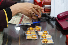 Giá vàng nhẫn chạm 89 triệu đồng/lượng, lần đầu tiên ngang giá vàng miếng