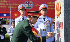 Bộ trưởng Quốc phòng Việt Nam - Lào cùng tô son cột mốc biên giới