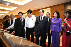 Chủ tịch nước và Chủ tịch Quốc hội tham quan triển lãm về Nhật báo Quốc hội