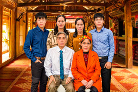 Xúc động loạt ảnh các gia đình nạn nhân sạt lở ở Làng Nủ được phục dựng bằng AI