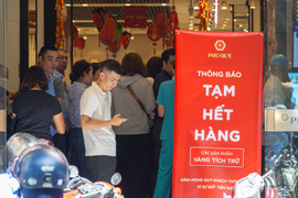 Cửa hàng phát số, người dân xếp hàng chờ mua vàng