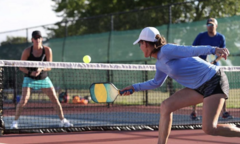 Chi phí chơi pickleball cho người mới: Mua vợt, thuê sân hết bao nhiêu tiền?