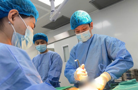 Người đàn ông mắc bệnh nữ hóa tuyến vú 