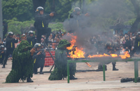 Cận cảnh lực lượng của Bộ Công an trổ tài võ thuật, bắn súng điêu luyện ở Huế