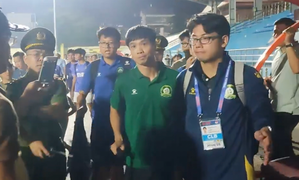 CĐV Hòa Bình vây kín Nguyễn Công Phượng