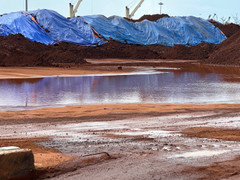 Nước biển quanh khu cảng tập kết quặng ở Huế đổi màu: UBND tỉnh chỉ đạo nóng