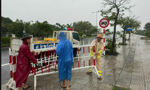 Bão Trami gây mưa lớn, Huế - Đà Nẵng yêu cầu người dân không ra đường