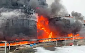 Khoảnh khắc nhà máy nhiên liệu Nga bốc cháy sau đòn tập kích của Ukraine