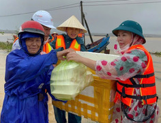 Nước lũ dâng cao, gần chạm nóc nhà ở Quảng Bình