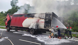 Tin tai nạn giao thông mới nhất ngày 28/10: Xe chở hàng cháy rụi trên cao tốc